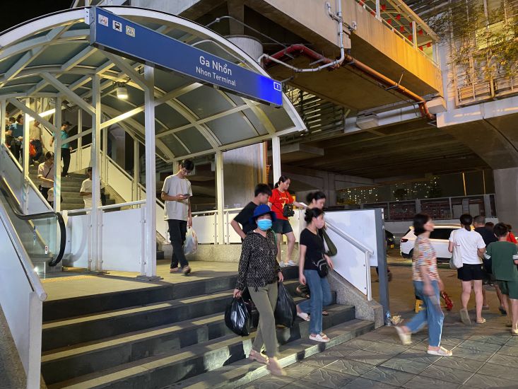 Many people choose the train as a means of transportation at the end of the year to avoid traffic jams. Photo: Duc Van