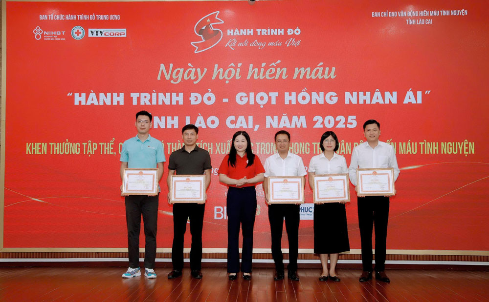 Cac tap the, ca nhan dien hinh trong hoat dong hien mau tinh nguyen nhan bang khen, giay khen. Anh: Hoang Do