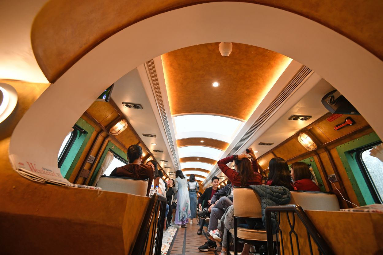 Tau co 2 tang, dong khach nhat vao ngay cuoi tuan. Anh: Viet Van