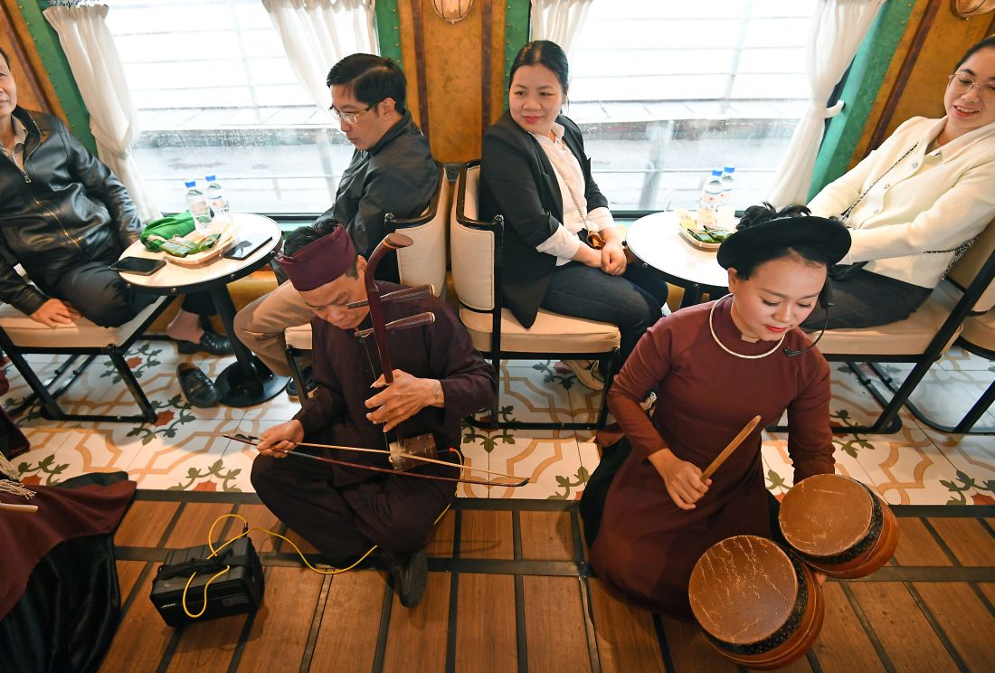 Nghe si hat xam Thu Phuong (ben phai) gioi thieu ngan gon ve nghe thuat hat xam va bieu dien tren tau. Anh: Viet Van