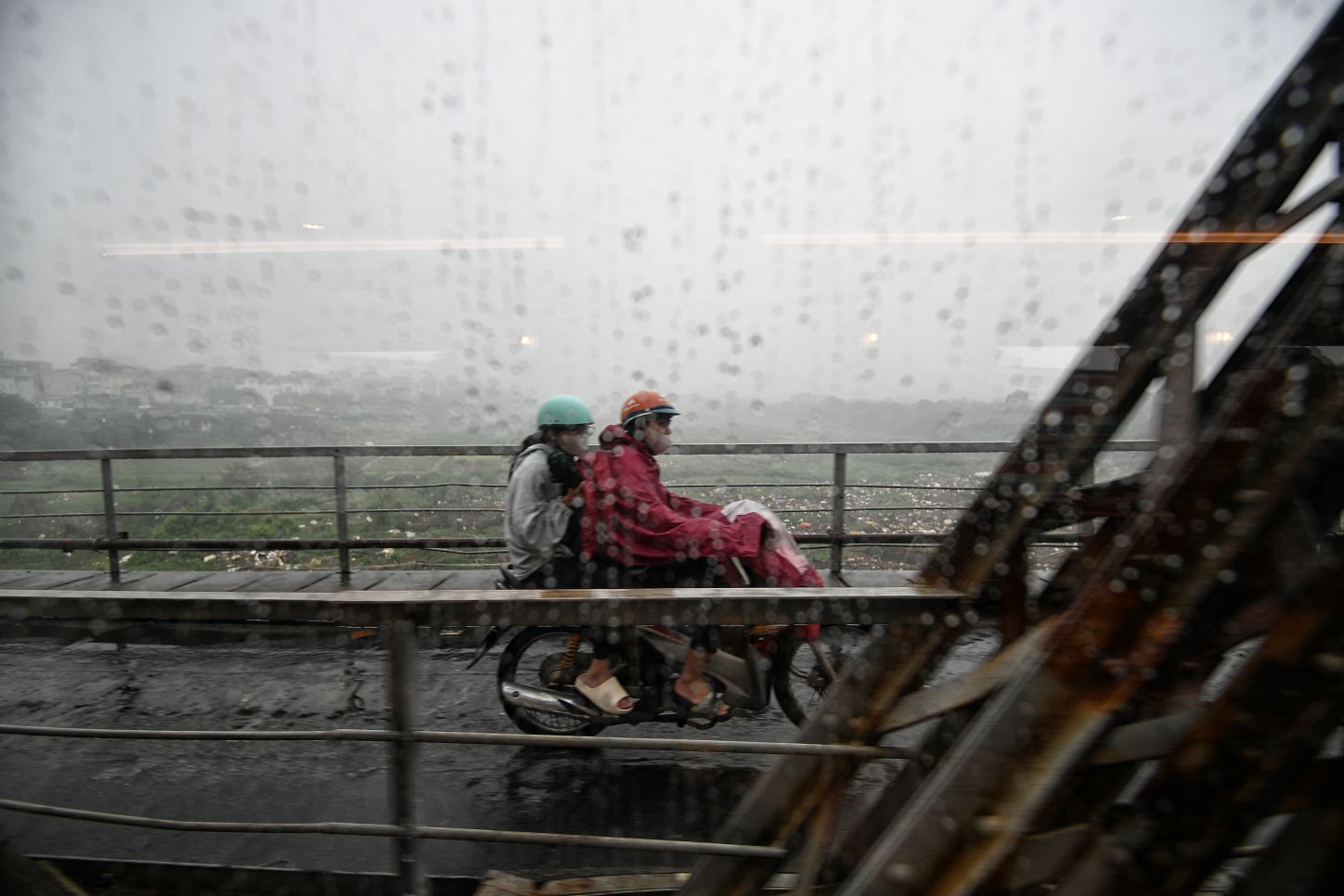 Cau Long Bien ngay mua qua o cua. Anh: Viet Van