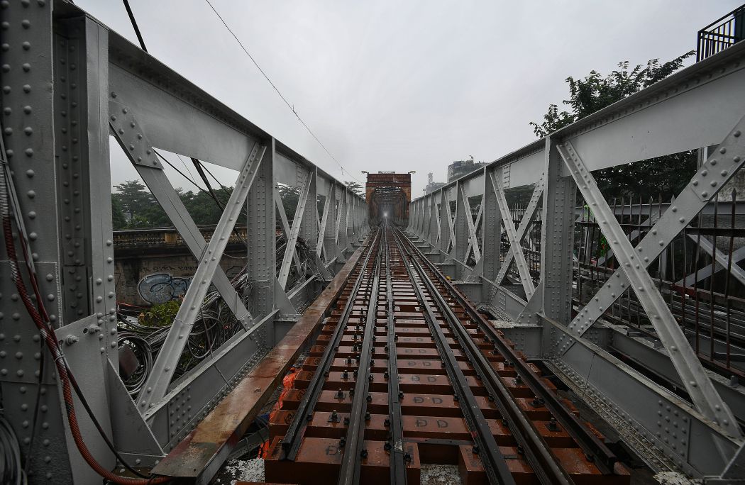 Long Bien Bridge is being repaired. The train "Hanoi 5 Cua O" stops at Long Bien station for tourists to check-in. Photo: Viet Van