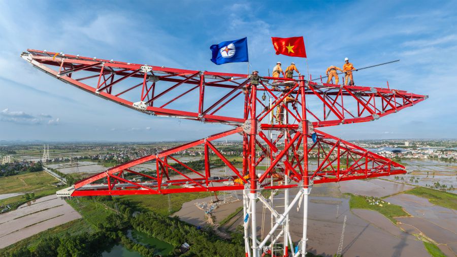 Union members and workers in the electricity sector at the construction site of the 500kV line 3 Quang Binh - Hung Yen. Photo: EVN