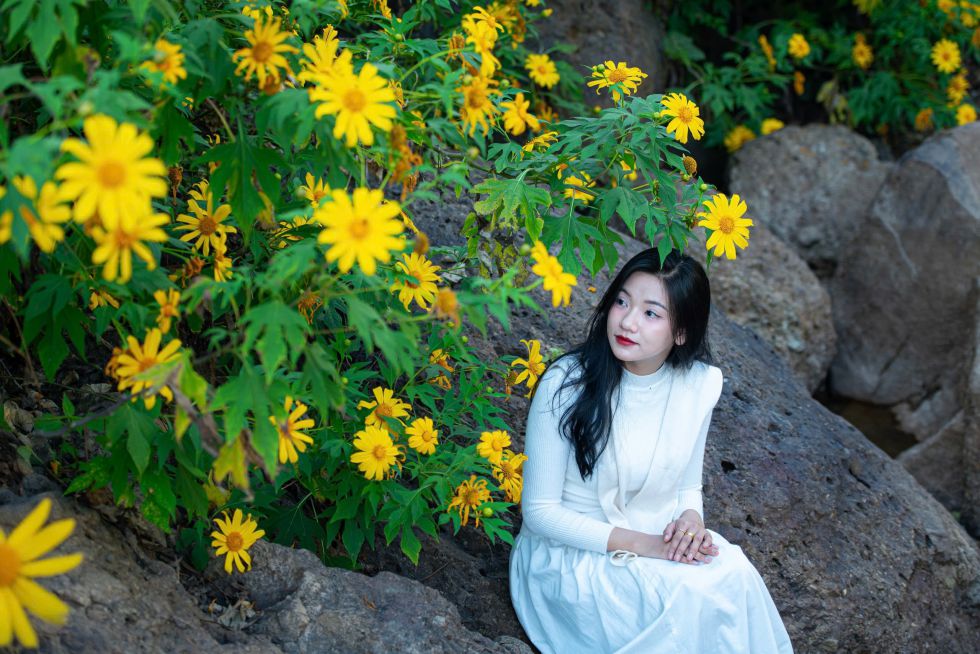 Du khach chup anh voi hoa da quy o ho Nam Khau Hu (Dien Bien). Anh: Hai Dang