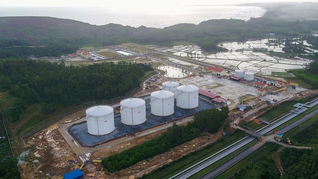 The oil spill into the rice-growing area and the flow of Song Dam - Bau Ca Cai originates from Depot 85 located in Van Tuong commune, Quang Ngai province. Photo: Vien Nguyen