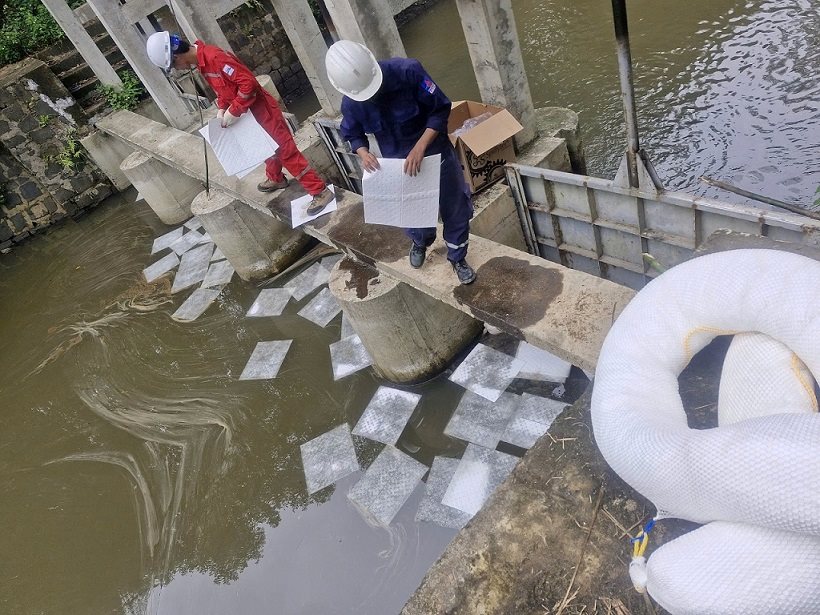 Cac co quan chuc nang dang xu ly su co tran dau. Anh: Vien Nguyen