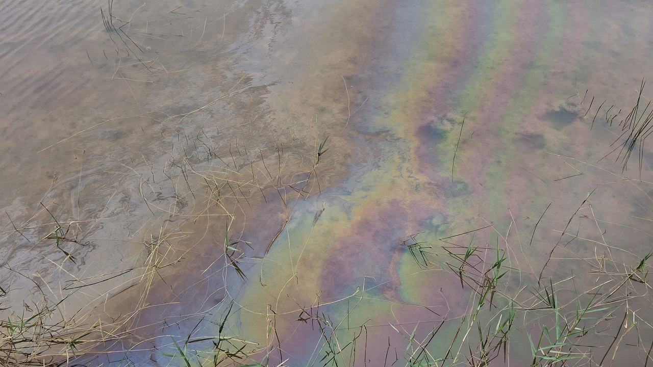  Cong tac khac phuc su co tran dau gap nhieu kho khan do dau da lan ra he thong song rach va ruong dong, trong boi canh thoi tiet co mua. Anh: Vien Nguyen