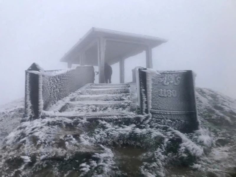 추위가 덮치면서 2024년 초 마우손 정상에 얼음이 나타났습니다. 사진: Nguyen Huy