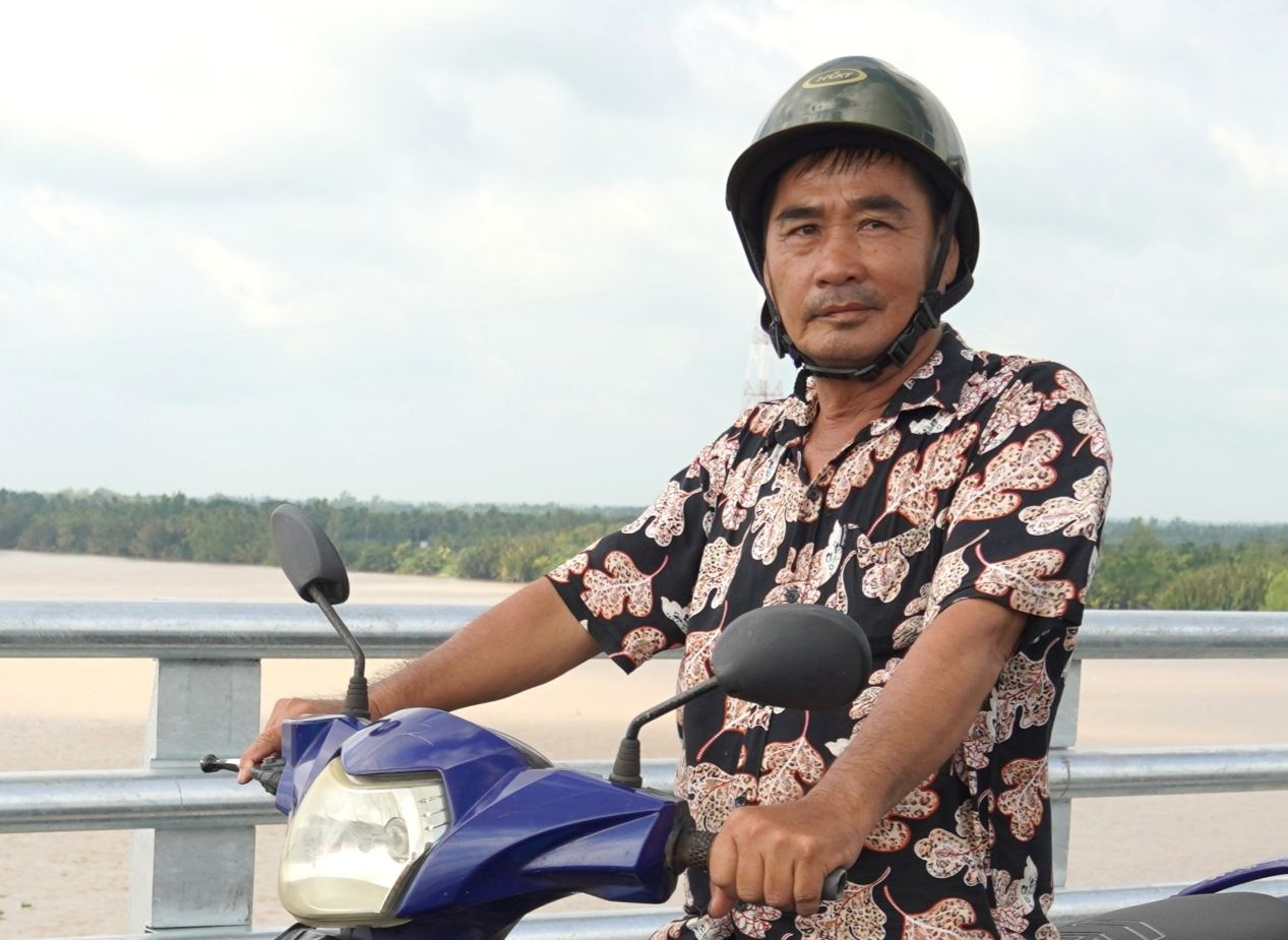Ong Le Van Dung o xa An Thanh (TP Can Tho) vui mung khi cau Dai Ngai 2 hoan thanh giup viec di chuyen de dang hon. Anh: Hau Giang