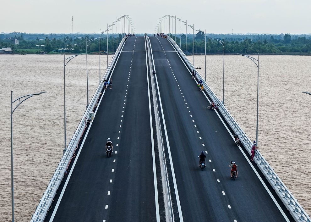 Nguoi dan xa An Thanh va Cu Lao Dung no nuc len cau Dai Ngai 2 trong nhung ngay thong xe tam, lan dau tien cam nhan viec qua song Hau chi mat vai phut. Anh: Hau Giang