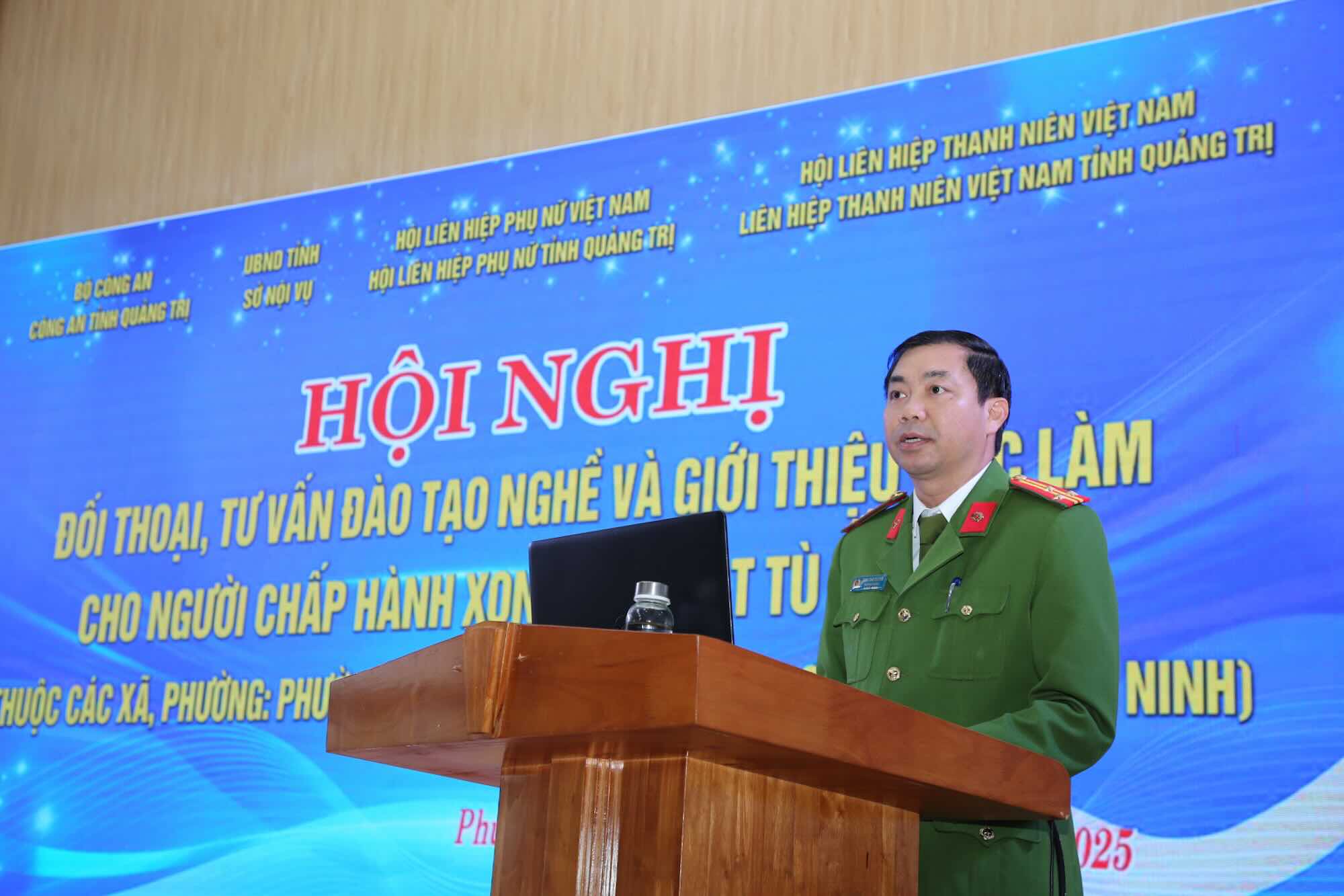 Thuong ta Dinh Cao Quang - Truong phong Thi hanh an hinh su va ho tro tu phap Cong an tinh Quang Tri cho biet, hoi nghi the hien trach nhiem cua he thong chinh tri trong ho tro tai hoa nhap cong dong. Anh: Cong Sang 