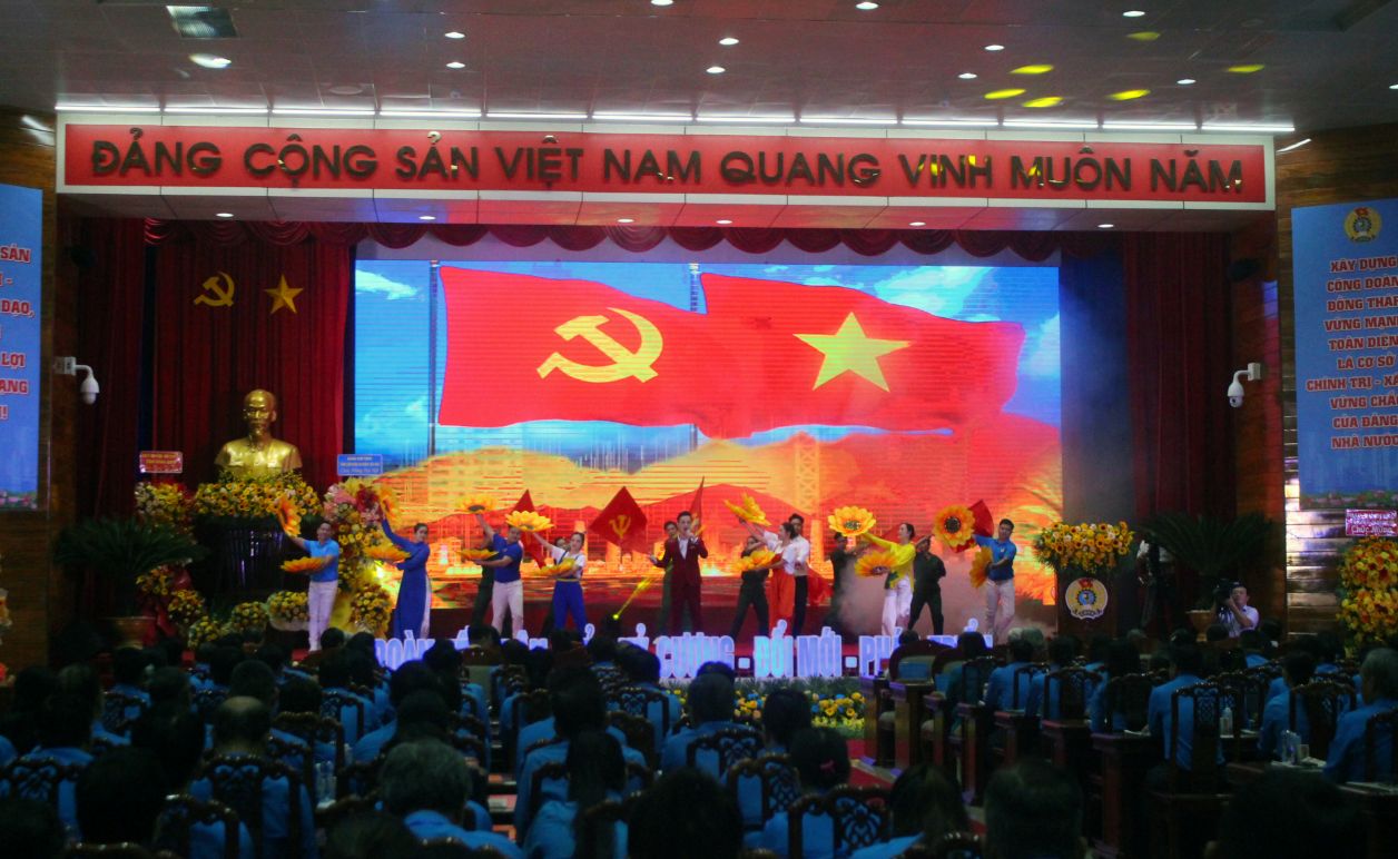 Van nghe chao mung Dai hoi. Anh: Luc Tung