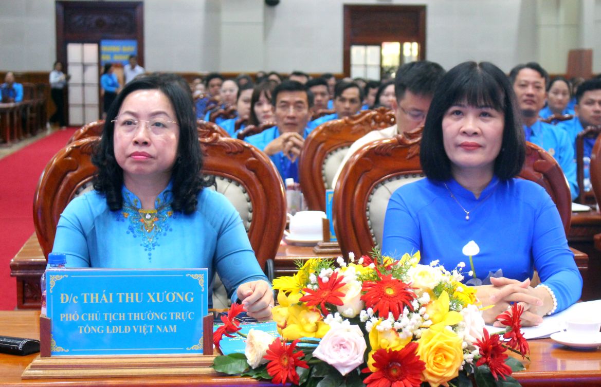 Thai Thu Xuong (trai anh) – Dai bieu Quoc hoi khoa XV, Pho Chu tich Thuong truc Tong Lien doan lao dong (LDLD) Viet Nam; ba Do Hong Van - Uy vien Doan Chu tich Tong LDLD Viet Nam, tham du Dai hoi. Anh: Luc Tung