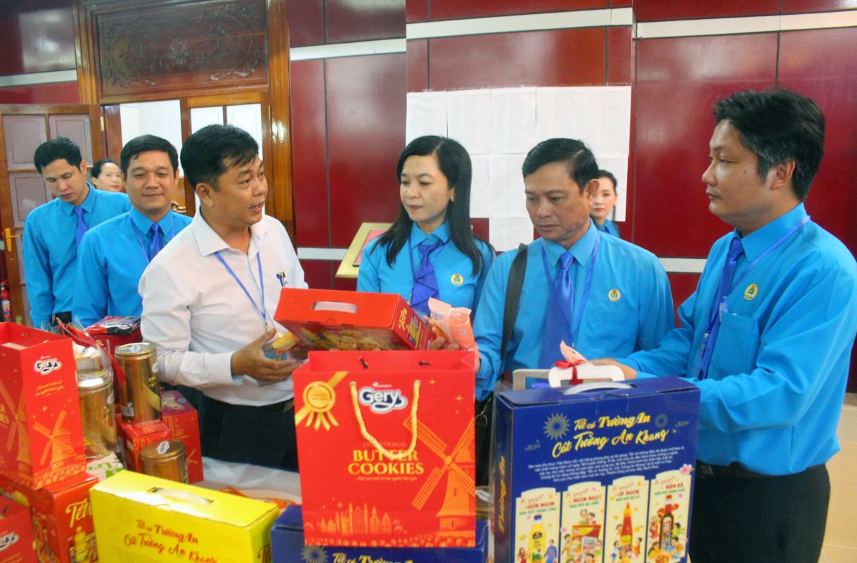 Delegados visitando los stands de exhibicion en el Congreso. Foto: Luc Tung
