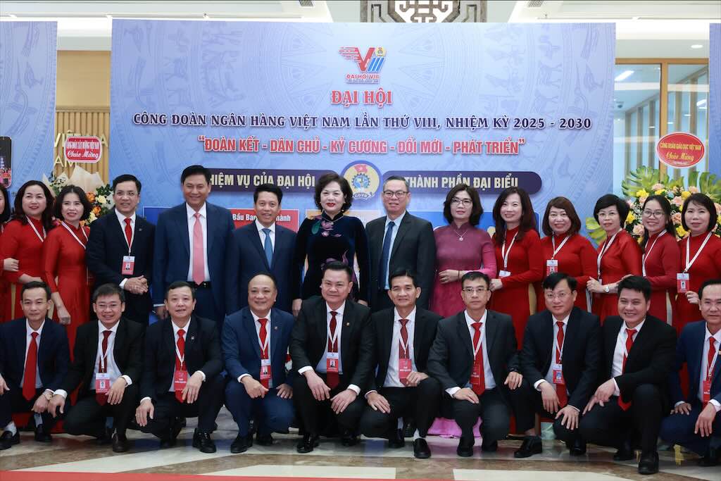 Ba Nguyen Thi Hong - Uy vien Ban Chap hanh Trung uong Dang, Bi thu Dang uy, Thong doc Ngan hang Nha nuoc Viet Nam (thu 6 tu trai sang) cung cac dai bieu tai Dai hoi. Anh: Hai Nguyen