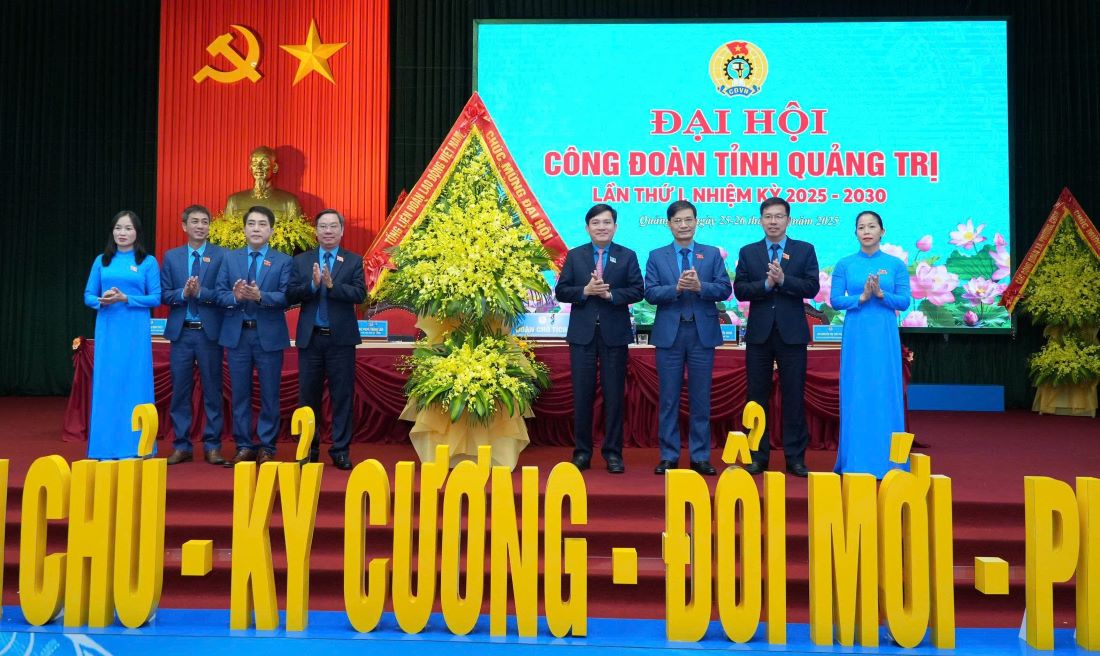 Ong Nguyen Xuan Hung (thu 4 tu phai sang), Pho Chu tich Tong Lien doan Lao dong Viet Nam tang hoa chuc mung Dai hoi Cong doan tinh Quang Tri. Anh: Cong Sang