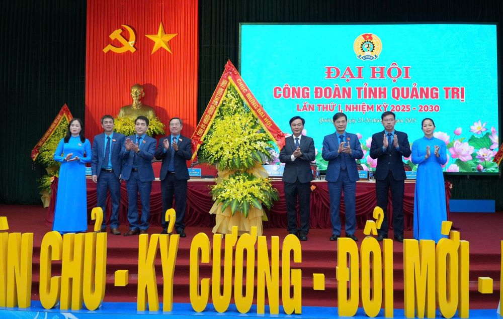 Ong Nguyen Chien Thang (thu 4 tu phai sang), Pho Bi thu Tinh uy, Chu tich Uy ban MTTQ Viet Nam tinh Quang Tri tang hoa chuc mung Dai hoi Cong doan tinh Quang Tri. Anh: Hung Tho