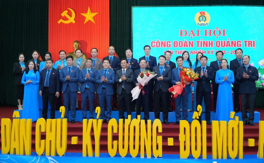 Cac dong chi trong Ban Chap hanh LDLD tinh khoa I nhan hoa chuc mung, ra mat, nhan nhiem vu. Anh: Hung Tho