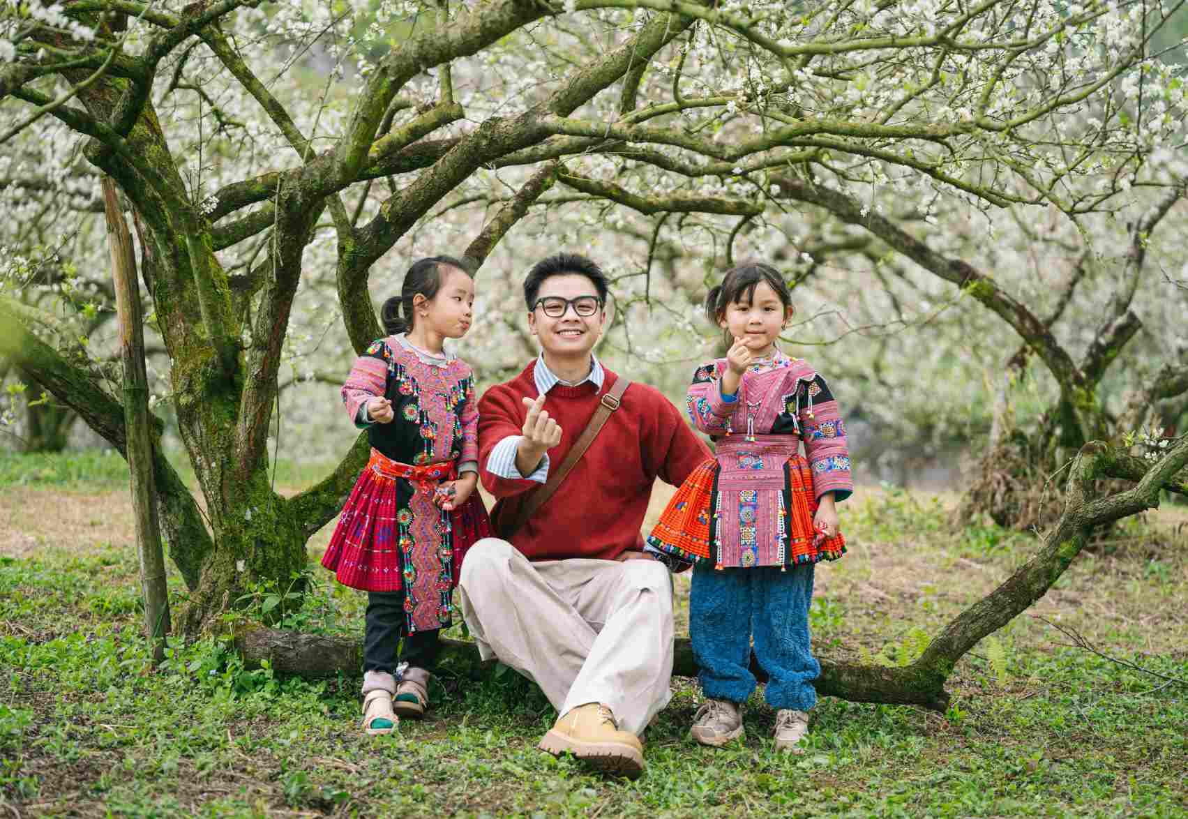 Du khach nghi Tet duong lich o Moc Chau duoc ngam mua hoa man no som. Anh: Quang Kien