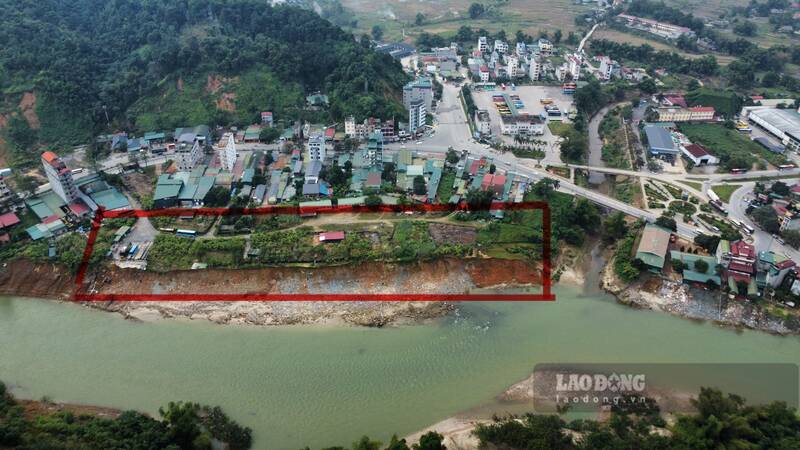 Hang nghin m2 dat tai ben xe tinh lan chiem song Lo. Anh: Nhom PV