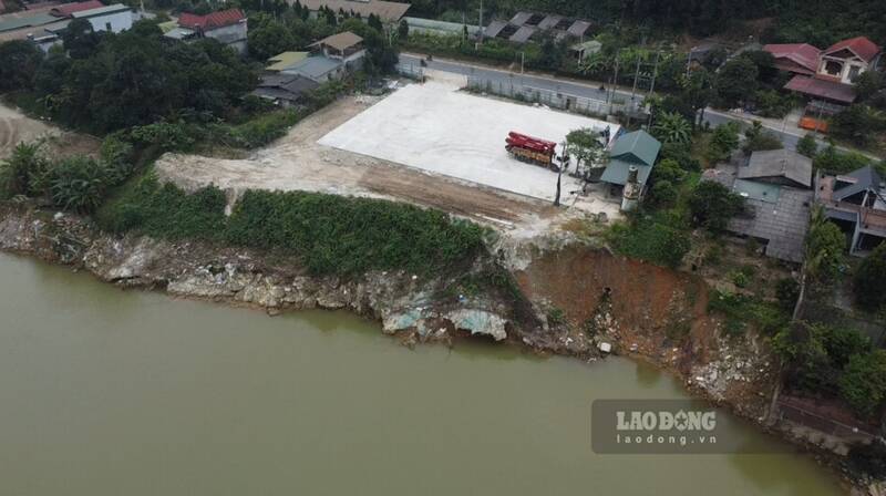 Khu vuc tram tron cua Cong ty co phan be tong Hung Phung lan chiem song Lo khien long song bi thu hep 20m so voi thuc te. Anh: Nhom PV.