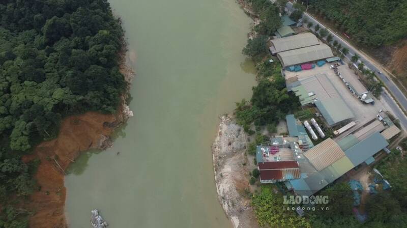 Thuc trang lan chiem song Lo xay dung nha xuong, cong trinh cua Cong ty gas Dong Tung. Anh: Nhom PV.