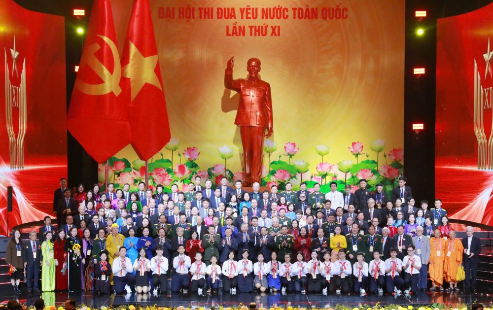 Cac lanh dao Dang, Nha nuoc, MTTQ Viet Nam chup anh voi dai bieu du Dai hoi Thi dua yeu nuoc toan quoc lan thu XI. Anh: To The
