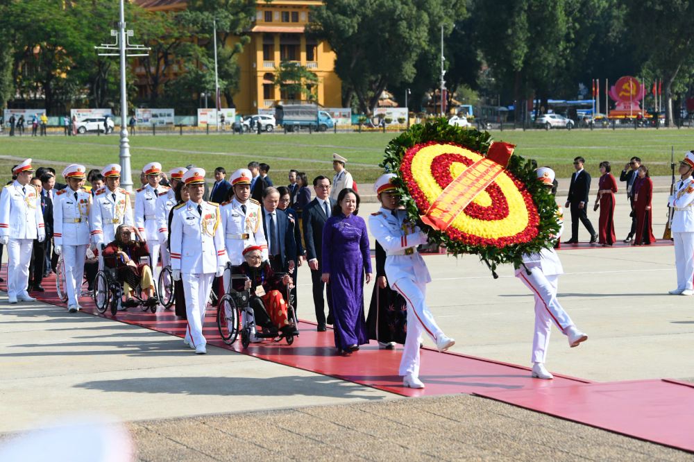 Vice President Vo Thi Anh Xuan and delegates visit President Ho Chi Minh's Mausoleum. Photo: Hai Nguyen