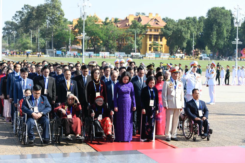 Pho Chu tich nuoc Vo Thi Anh Xuan cung cac dai bieu thanh kinh tuong niem Chu tich Ho Chi Minh. Anh: Hai Nguyen