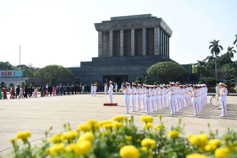 Cac dai bieu vao Lang vieng Chu tich Ho Chi Minh. Anh: Hai Nguyen