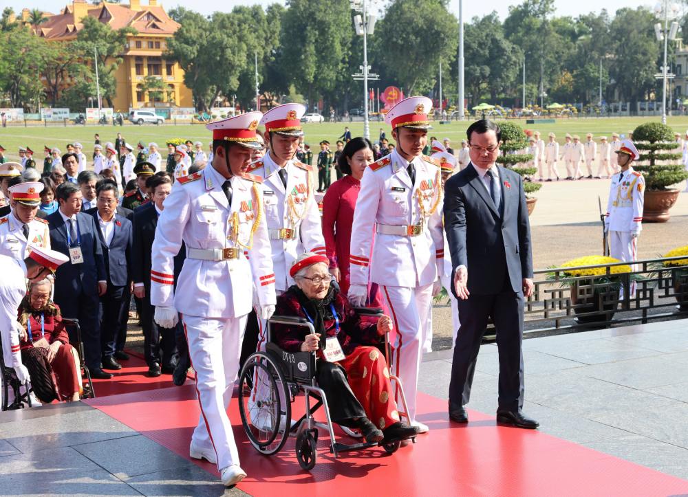 Chu tich Tong Lien doan Lao dong Viet Nam Nguyen Dinh Khang - Pho Chu tich Hoi dong cung cac dai bieu vao Lang vieng Chu tich Ho Chi Minh. Anh: Hai Nguyen