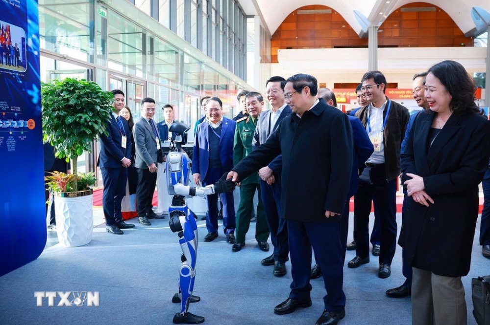 Politburo member, Prime Minister Pham Minh Chinh and delegates inspect the Center for Science and Technology Products at the 11th National Patriotic Emulation Congress. Photo: VNA