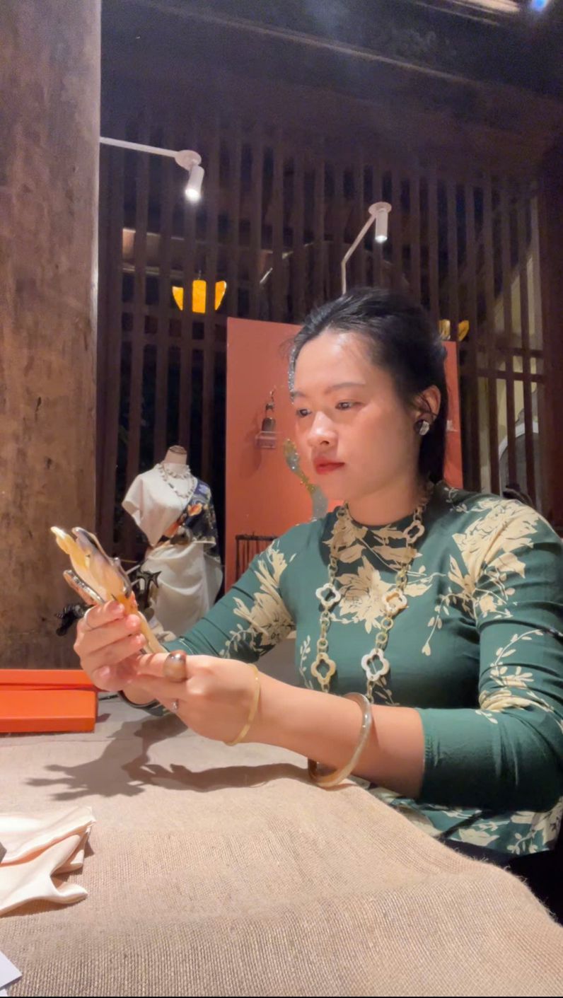 Nguyen Le Huong Huyen chose to stay and go hand in hand with the traditional craft village. Photo: Character provided