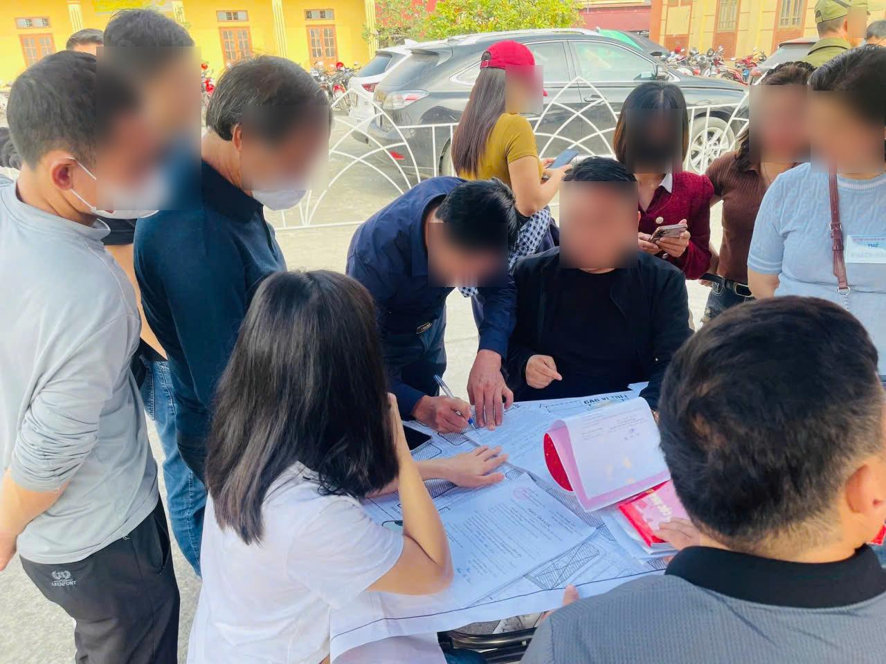 Cac nha dau tu tham gia giao dich ngay sau phien dau gia sang 7.12 tai xa Kim Son. Anh: Dieu Anh