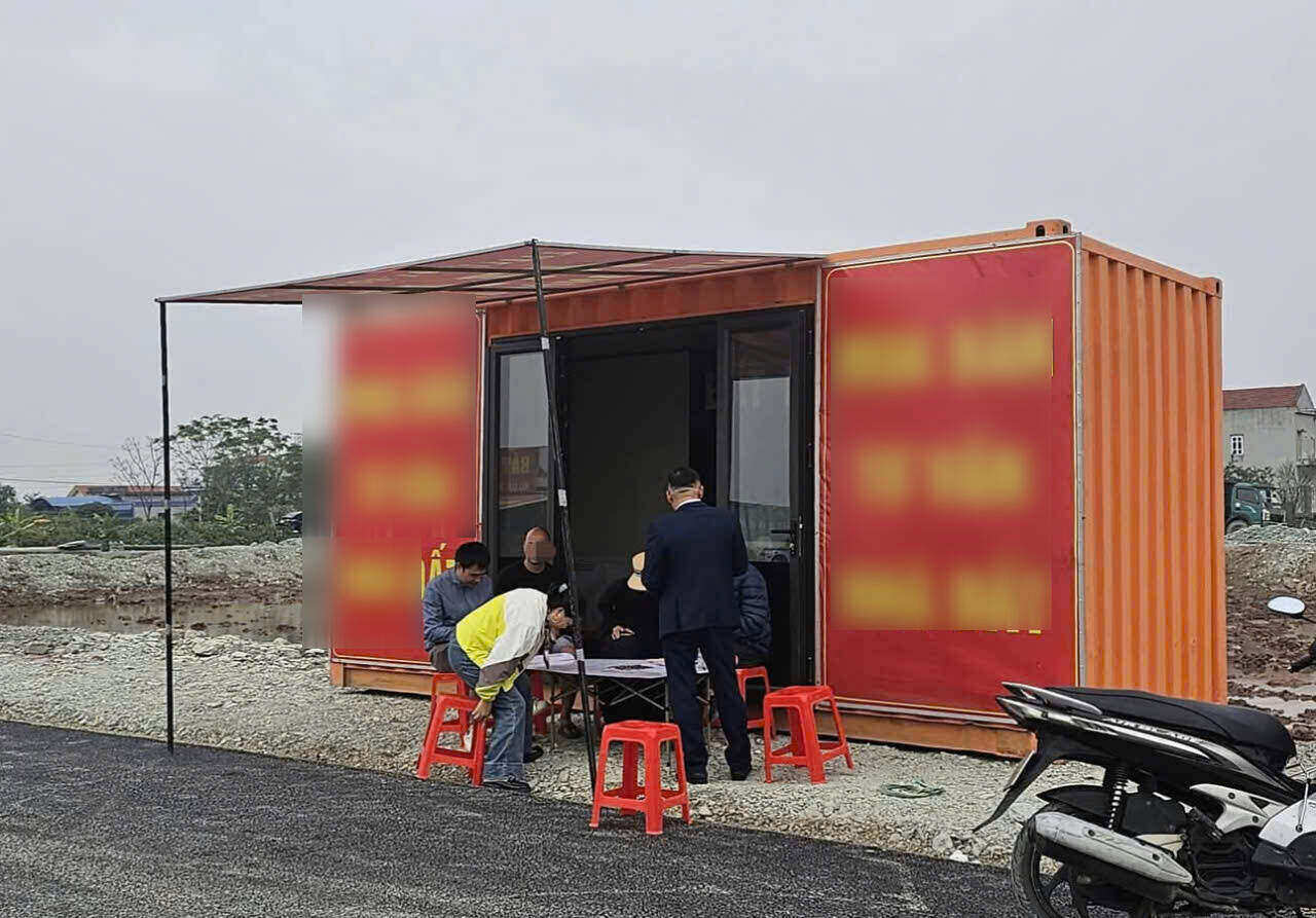 Cac van phong giao dich bat dong san duoc dung len sau khi phien dau gia 154 lo dat tai xa Kim Son ket thuc. Anh: Dieu Anh