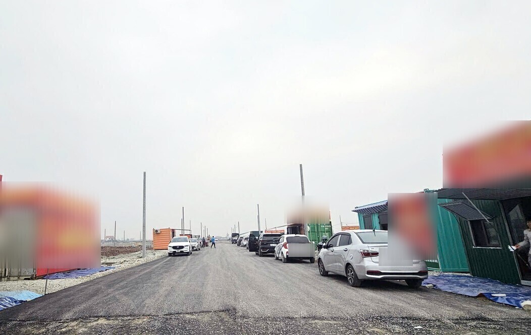 Cac nha dau tu do ve khu vuc dau gia 154 lo dat o tai xa Kim Son de giao dich sau dau gia. Anh