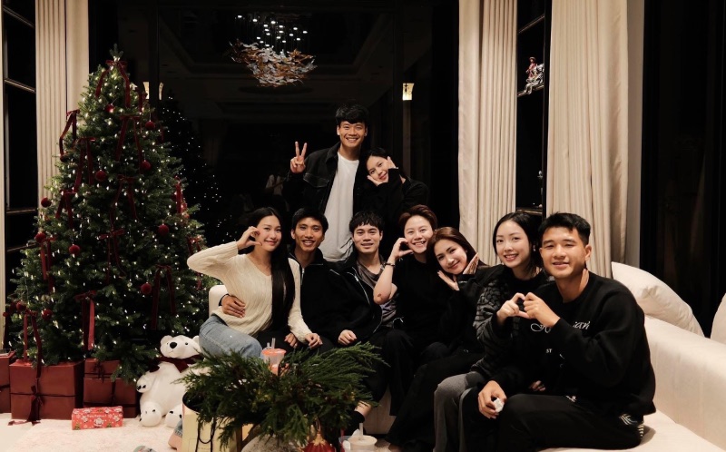 Van Toan, Hoa Minzy don Giang sinh cung hoi ban than cau thu. Anh: NVCC