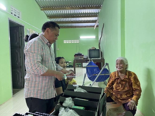 The locality has just decided that near-poor households in Khanh Hoa will be supported with 100% of health insurance contributions. Photo: Huu Long