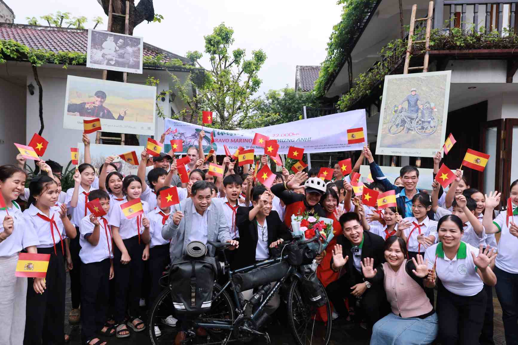 Ong Marino dap xe ve Go Noi, Da Nang gap go hoc sinh, nguoi dan o vung ron lu. Anh: Thanh Nhat