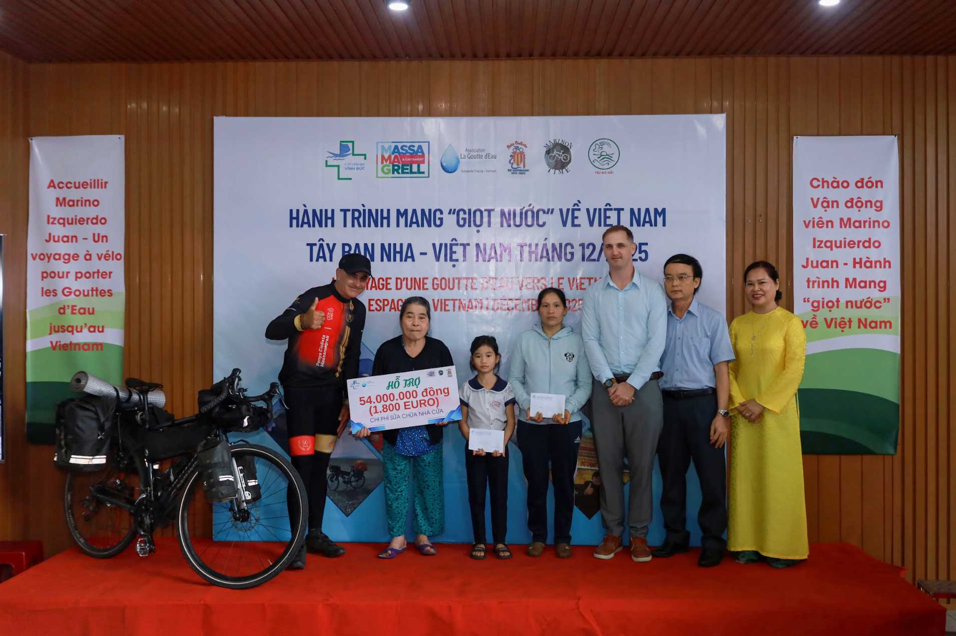 Hanh trinh mang “giot nuoc” ve Viet Nam thuc hien trao qua cho cac hoan canh kho khan tai Benh vien Da khoa Vinh Duc. Anh: Thanh Nhat