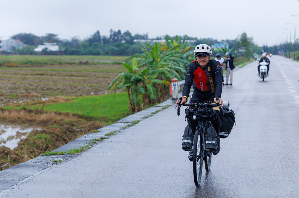 Van dong vien Marino tren duong den Go Noi, Da Nang (truoc thuoc thi xa Dien Ban, Quang Nam cu). Anh: Phuoc Nhat