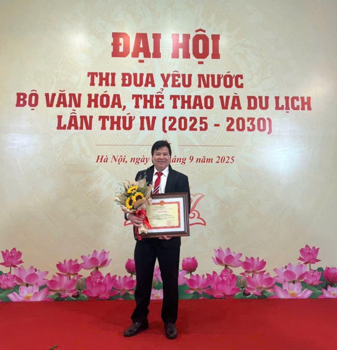 인민예술가 Tong Toan Thang은 제11차 전국 애국 경쟁 대회에 참가한 대표입니다. 사진: 캐릭터 제공