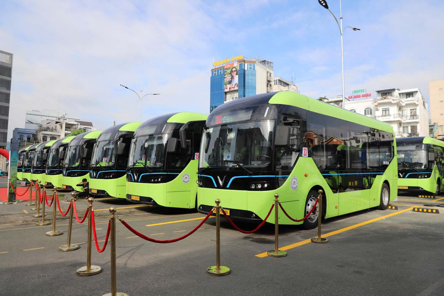 The type of electric bus with a capacity of 60 seats (sitting and standing) operates on routes 33 and 150. Photo: Minh Quan