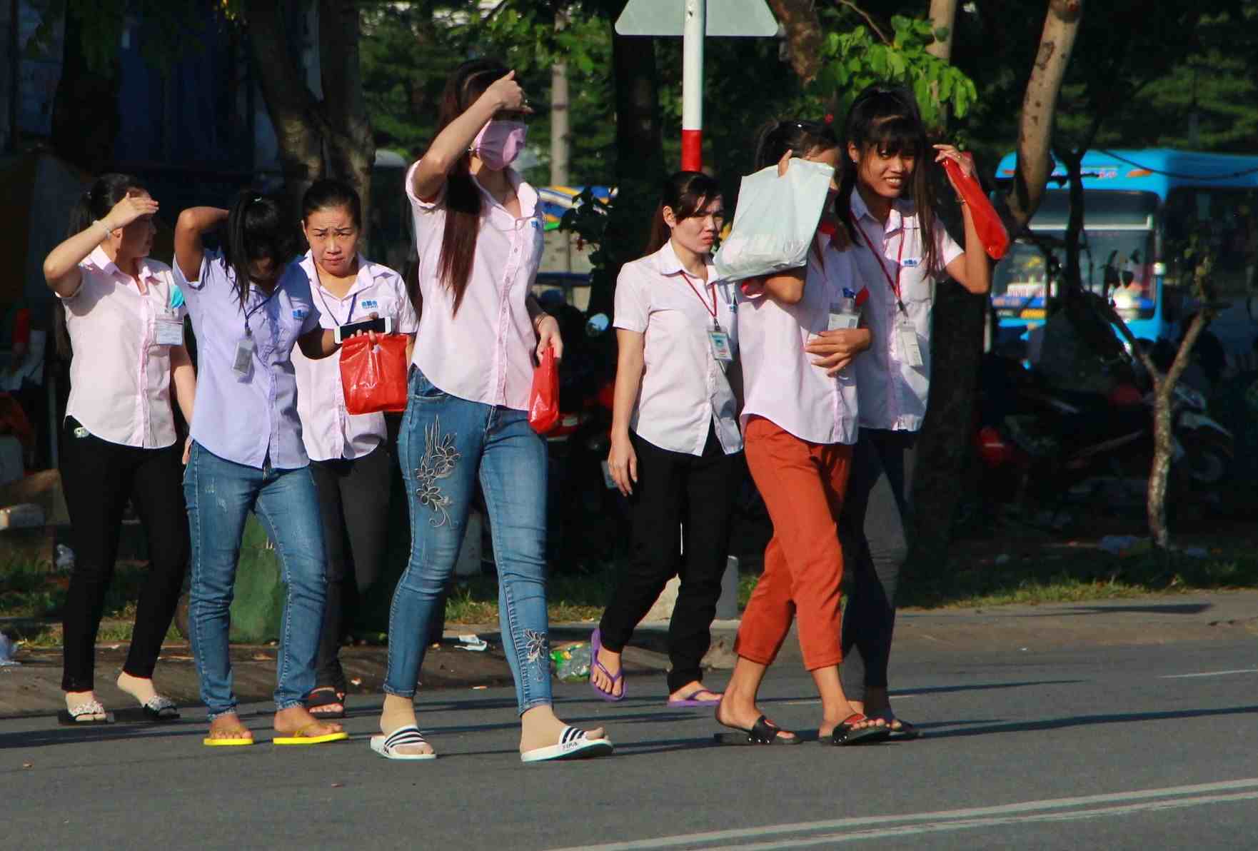 Cong ty thong bao ngung hoat dong khien nhieu cong nhan hut hang lo lang. Anh: Dinh Trong