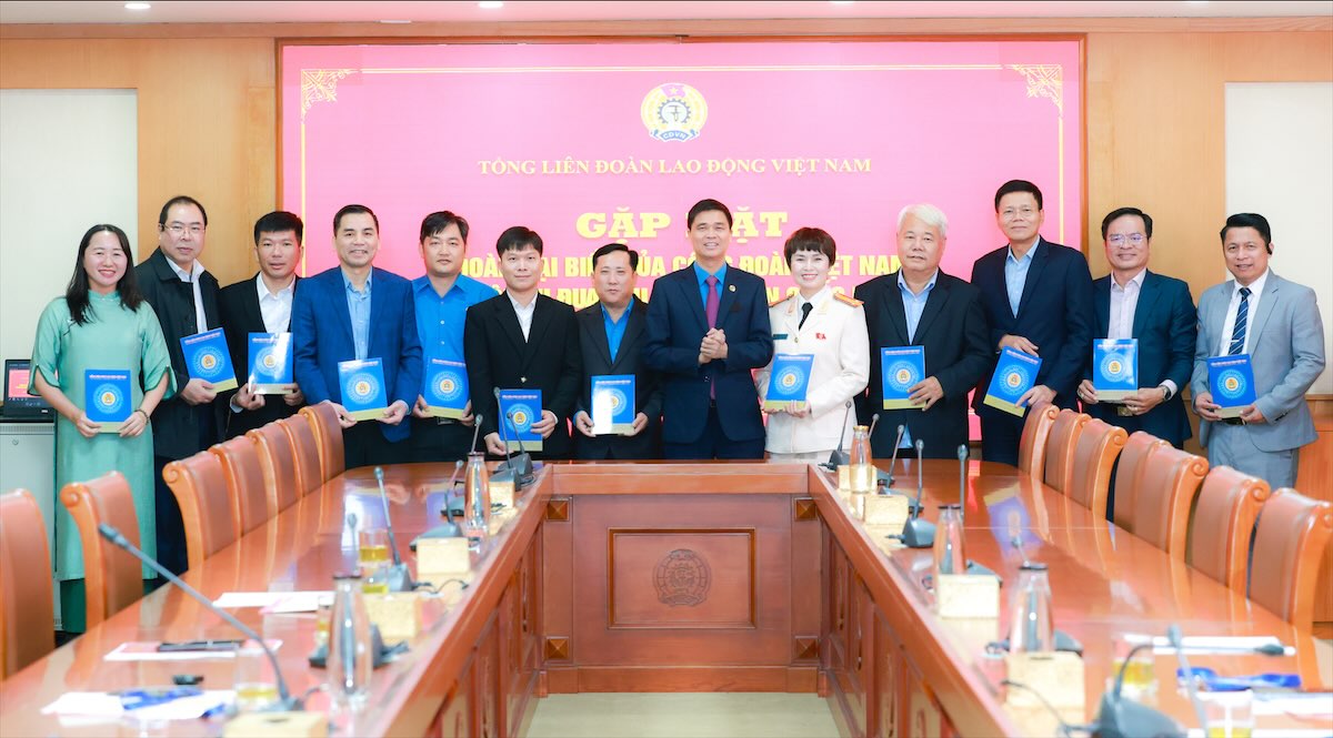 제11차 전국 애국 경쟁 대회에 참석한 13명의 베트남 노동총연맹 대표가 간담회에서 교류하고 있습니다. 사진: 하이 응우옌