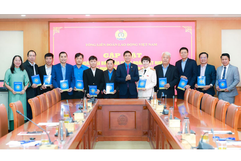 13 delegates of the Vietnam General Confederation of Labor attended the 11th National Patriotic Emulation Congress to exchange at the meeting. Photo: Hai Nguyen