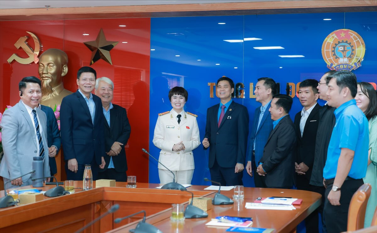 13 delegates of the Vietnam General Confederation of Labor attended the 11th National Patriotic Emulation Congress to exchange at the meeting. Photo: Hai Nguyen