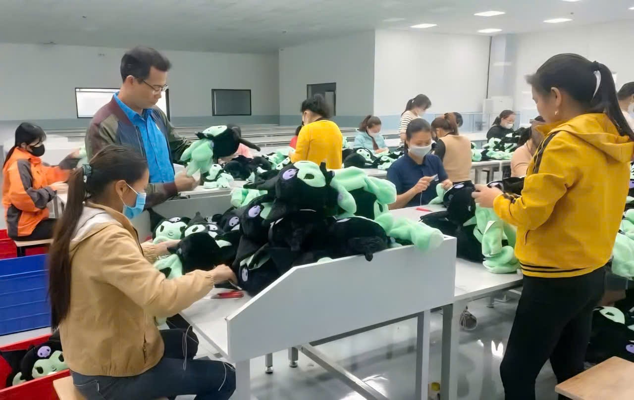 현재 거의 200개 기업과 거의 350 000명의 노동자가 2026년 설날 보너스를 발표했습니다. 사진: 응우옌 쯔엉