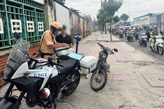 Doi CSGT An Suong xu ly 1 truong hop nguoi dieu khien xe may di tren via he. Anh: PC08