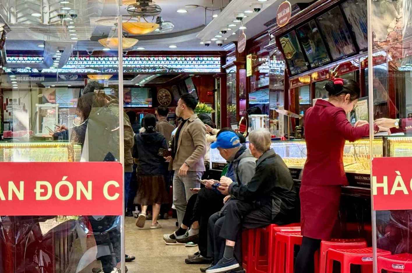 Sang 26.12, nhieu nguoi cho doi trong mot cua hang vang bac da quy tai Ha Noi de mua vang nhan. Anh: Phuong Anh